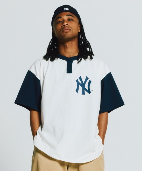 

Футболка с воротником-стойкой и закругленным низом KEBOZ × MLB New York Yankees, белый/темно-синий