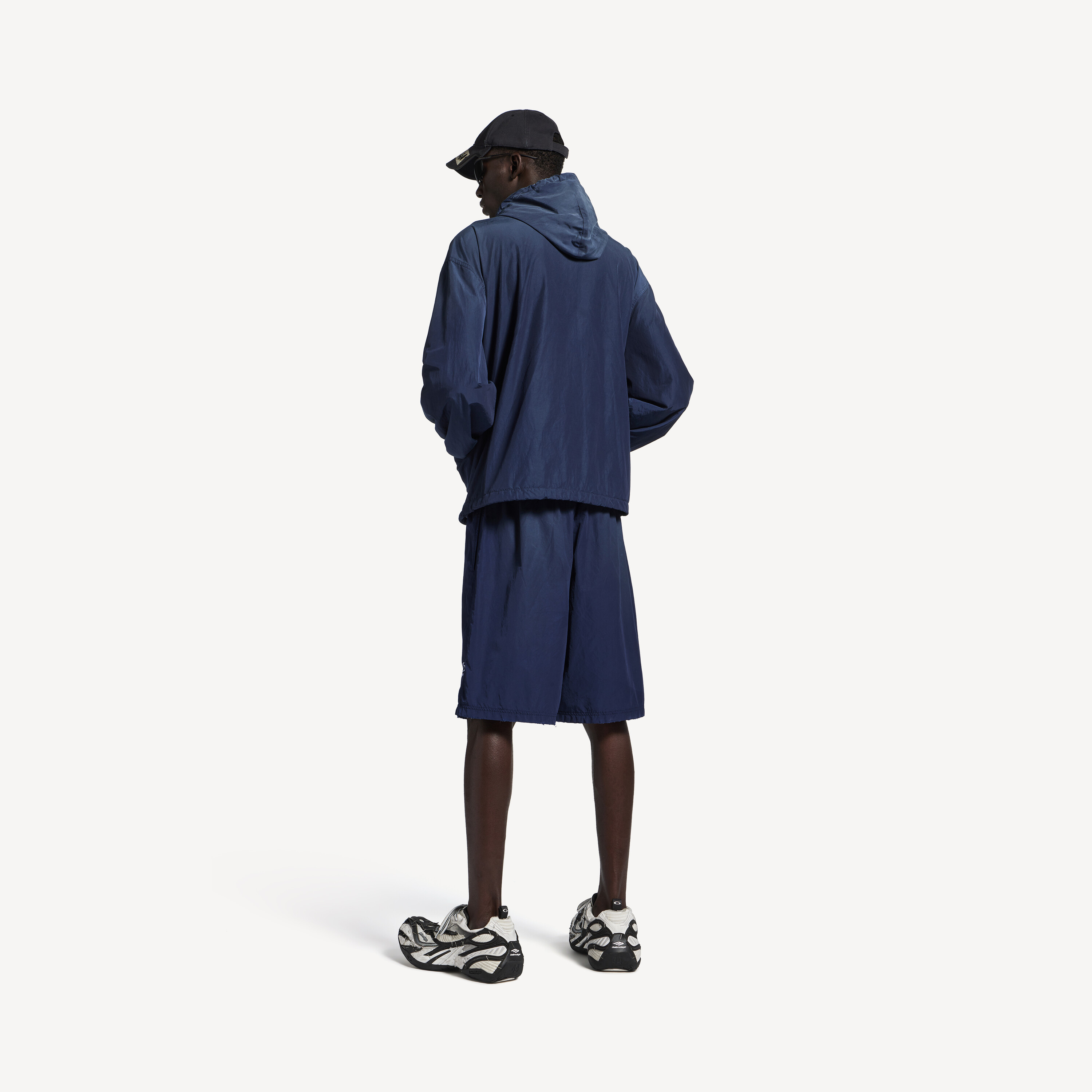 BALENCIAGA Мужская куртка-дождевик с капюшоном цвета морской синий — фото 4