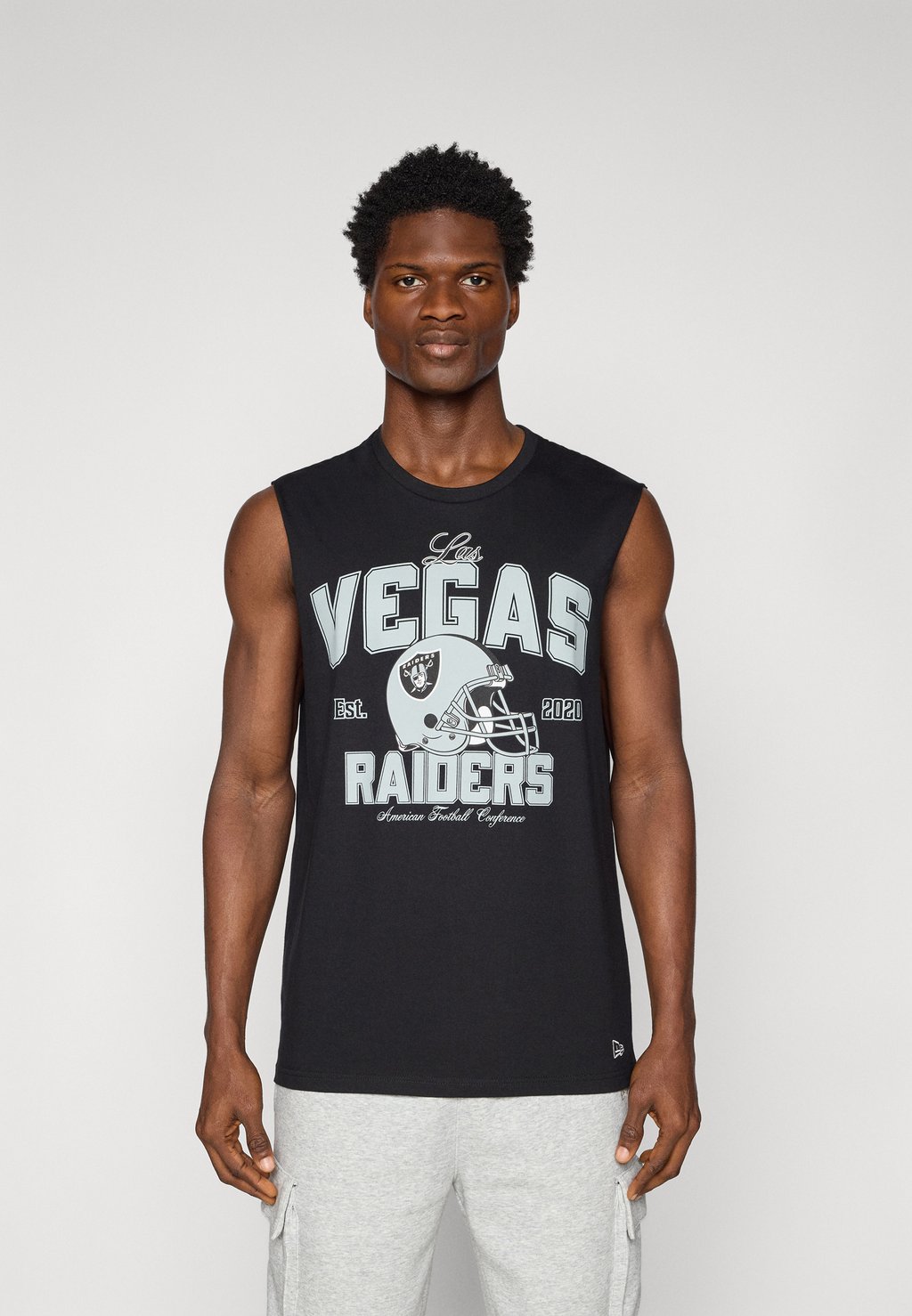 

Майка NFL LAS VEGAS RAIDERS SLEEVELESS HELMET TEE - Club wear New Era, черный