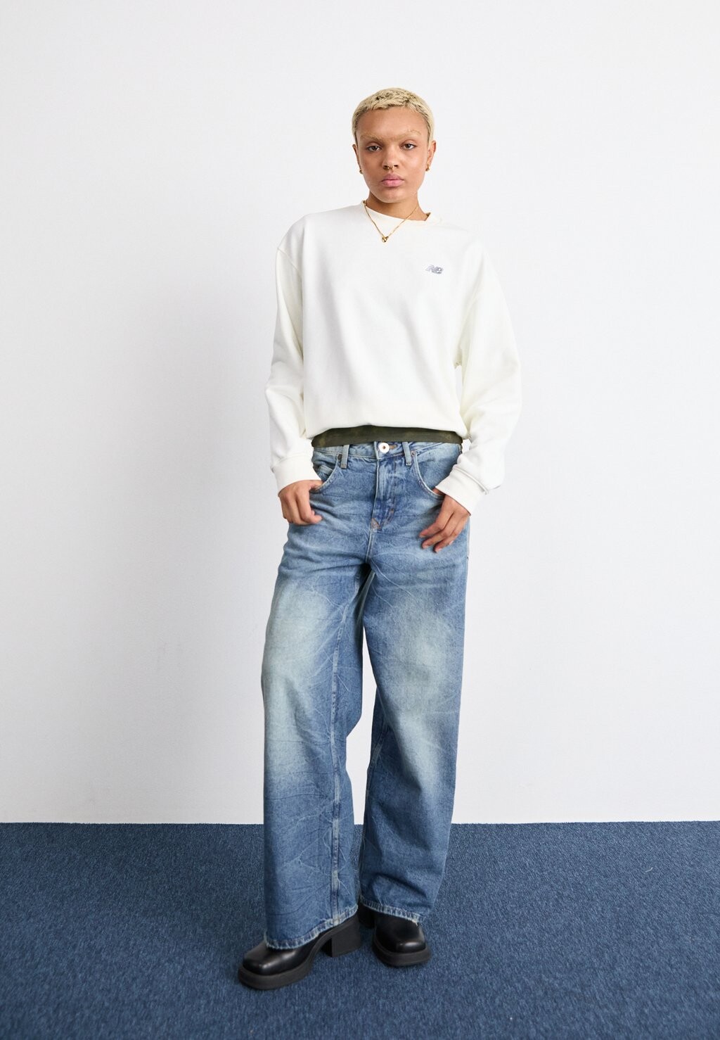 

Толстовка SPORT ESSENTIALS CREW New Balance, кремовый