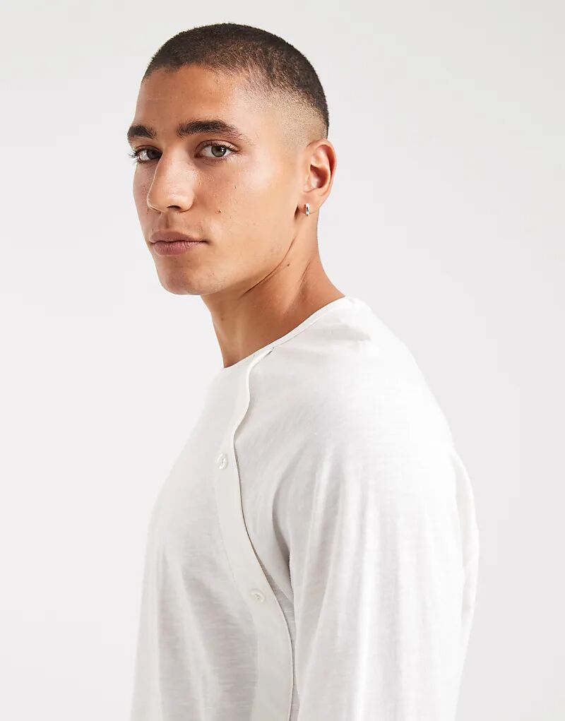 

COLLUSION хенли с длинными рукавами и асимметричными пуговицами в цвете экрю