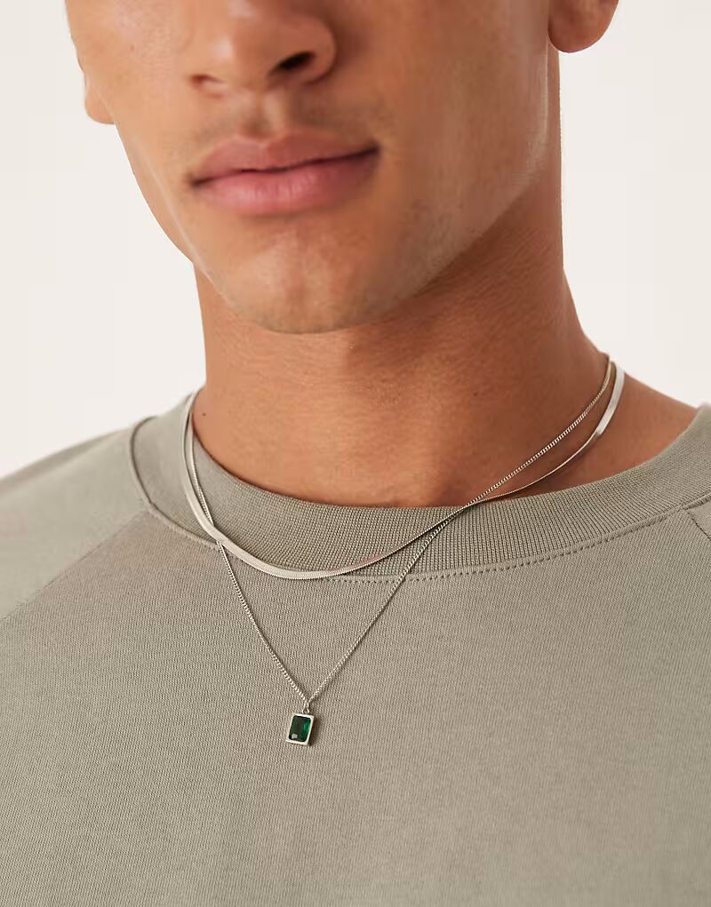 

Водонепроницаемое ожерелье из двух подвесок из нержавеющей стали с искусственными изумрудами, серебряное Asos Design