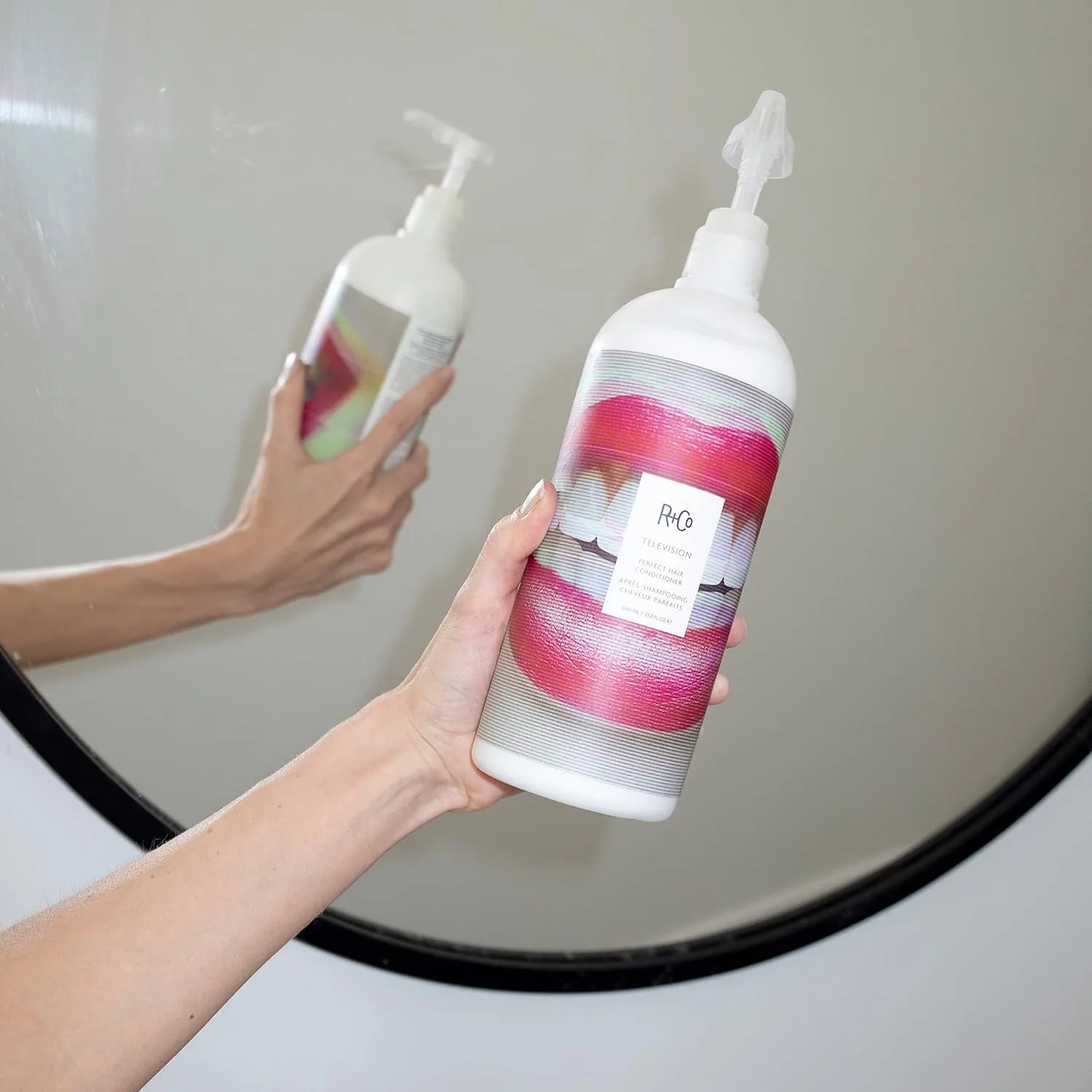 Кондиционер для волос R+Co TELEVISION Perfect Hair Conditioner - литровая упаковка. Увлажняющий и разглаживающий кондиционер для волос, придает блеск и мягкость, подходит для всех типов волос. 1000 мл (1 шт.) — фото 2