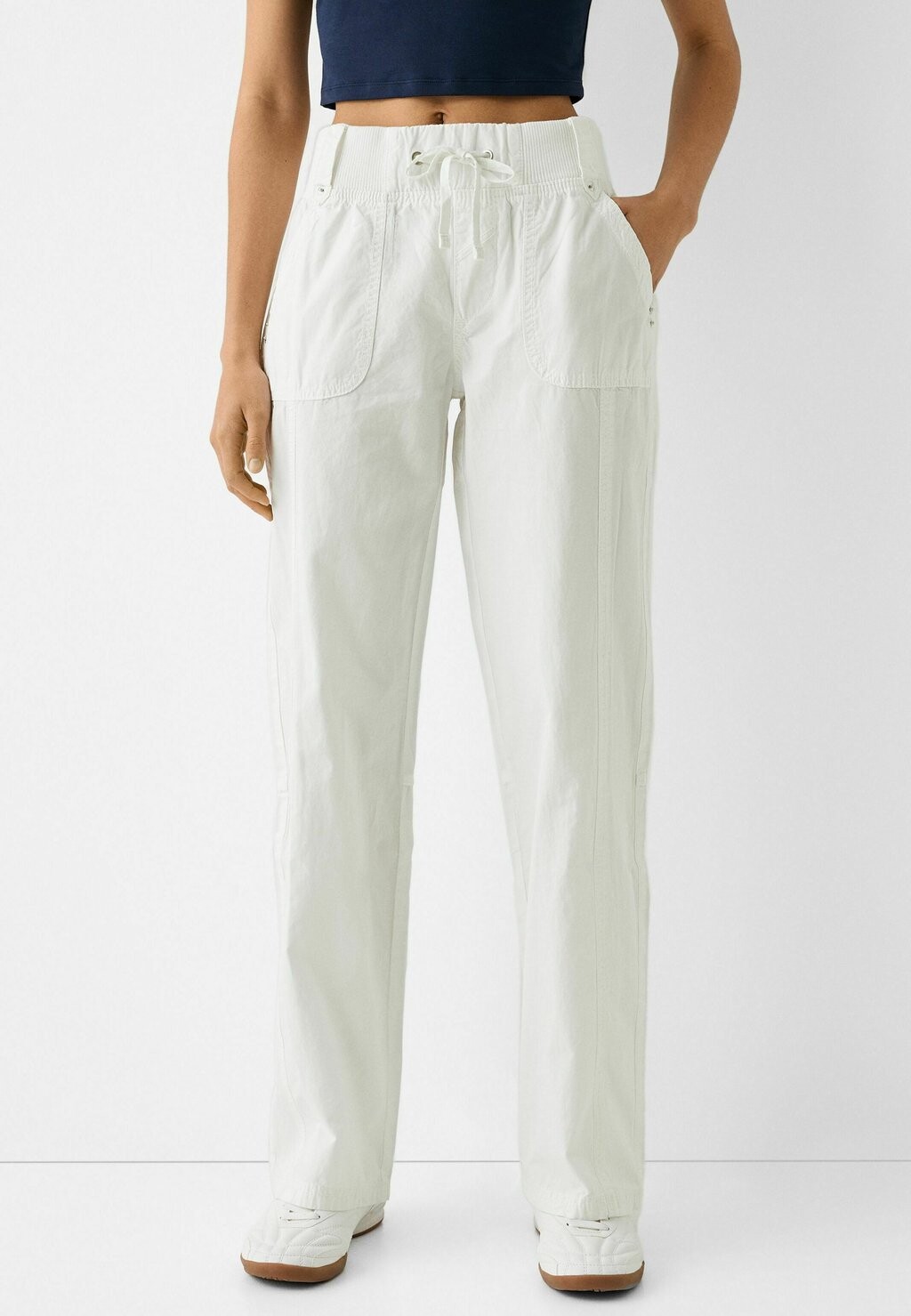 

Брюки FIT WAIST Bershka, цвет white