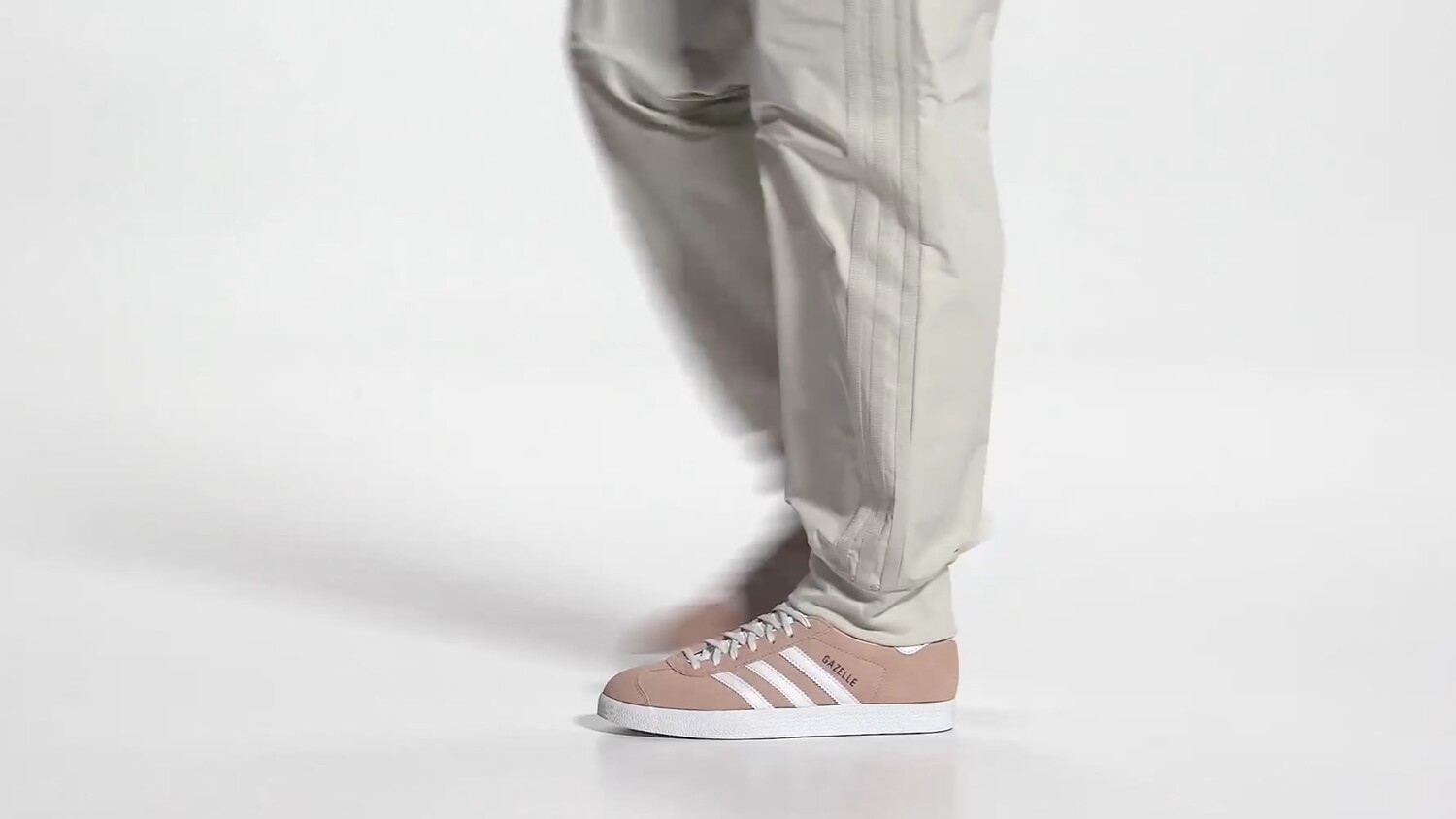 Кроссовки Gazelle Adidas, цвет Halo Blush/Cloud White/Core Black — фото 2