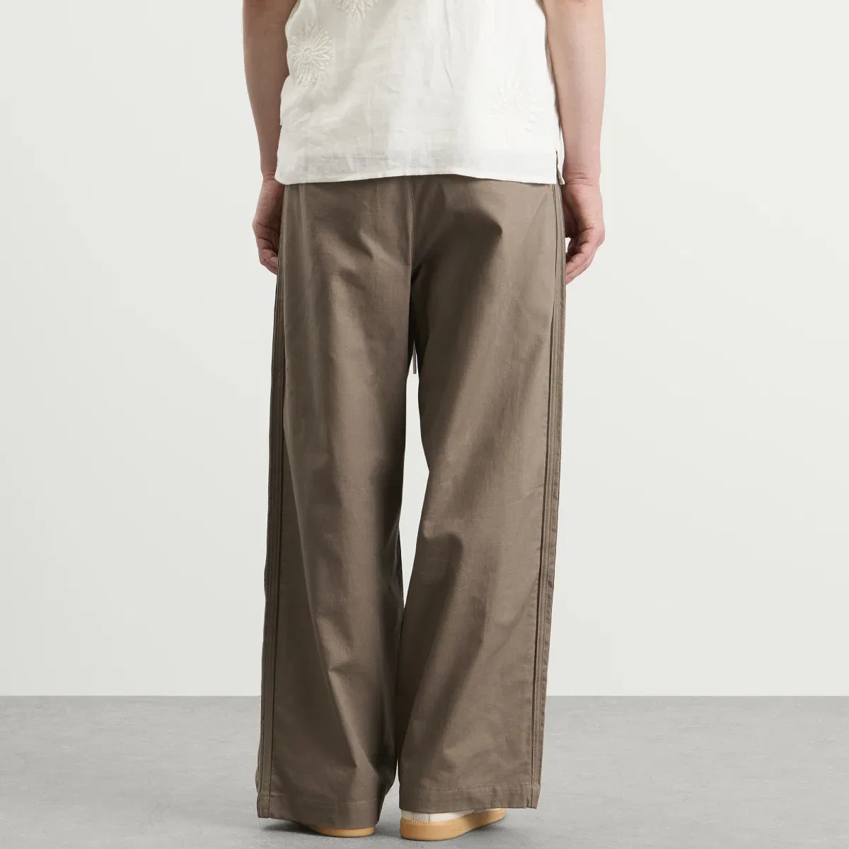 Брюки свободного кроя Resort Pants Adidas, Khaki Six — фото 3