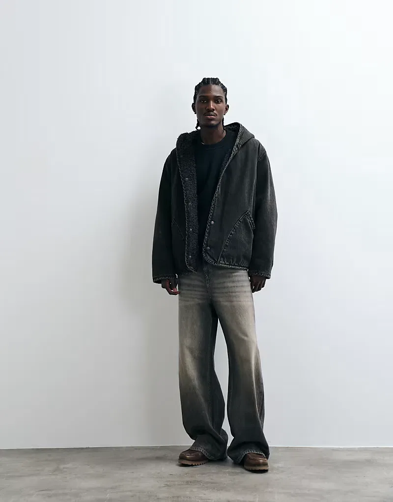 Джинсовая куртка Levi's оверсайз с капюшоном и отделкой из искусственной овчины, черный с эффектом потертости — фото 2