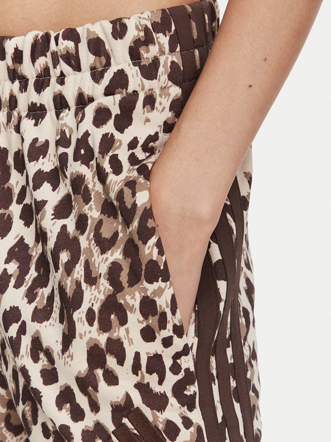 Женские спортивные шорты стандартного кроя Seasonal Essentials Animal Print Adidas, бежевый — фото 4