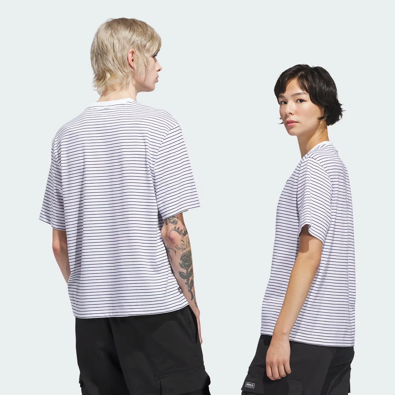 Универсальная футболка свободного кроя с эффектом yarn dye SKATEBOARDING YARN DYE TEE Adidas Originals, белый/темно-синий — фото 2