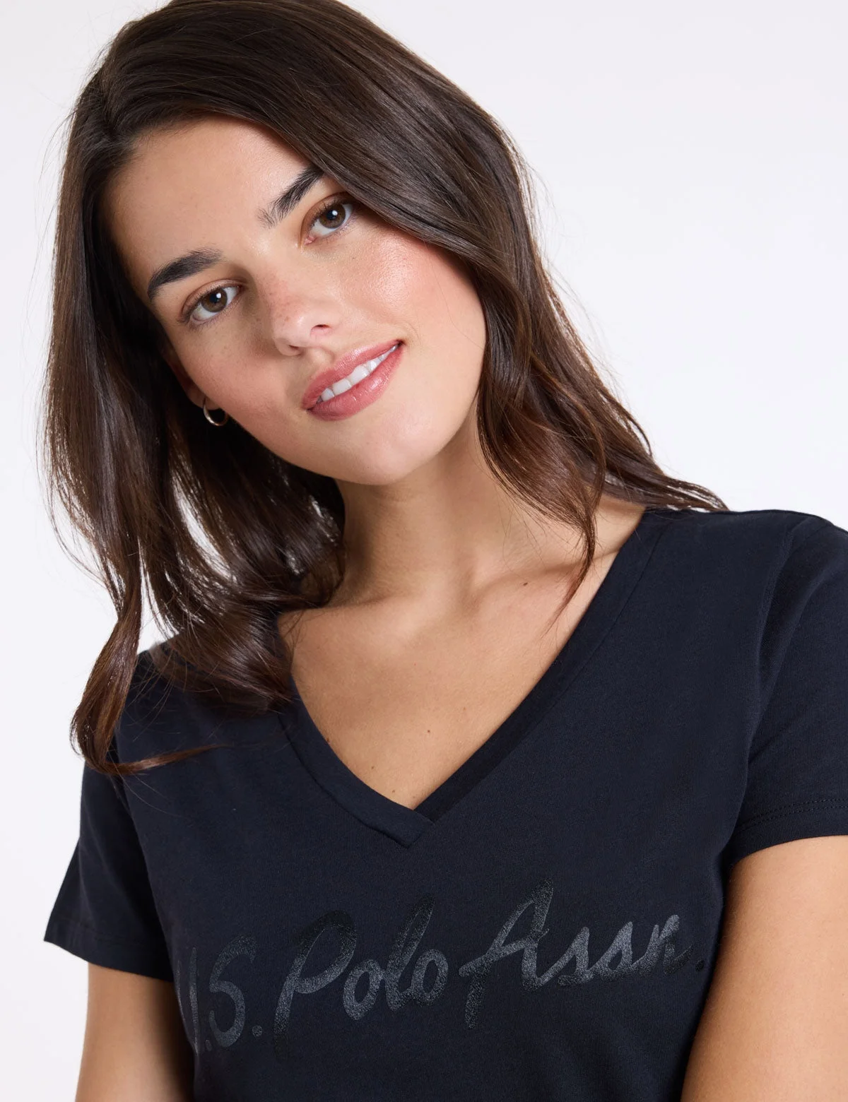 Женская футболка U.S. Polo Assn. Shiny Sateen Print V-Neck, черный — фото 4