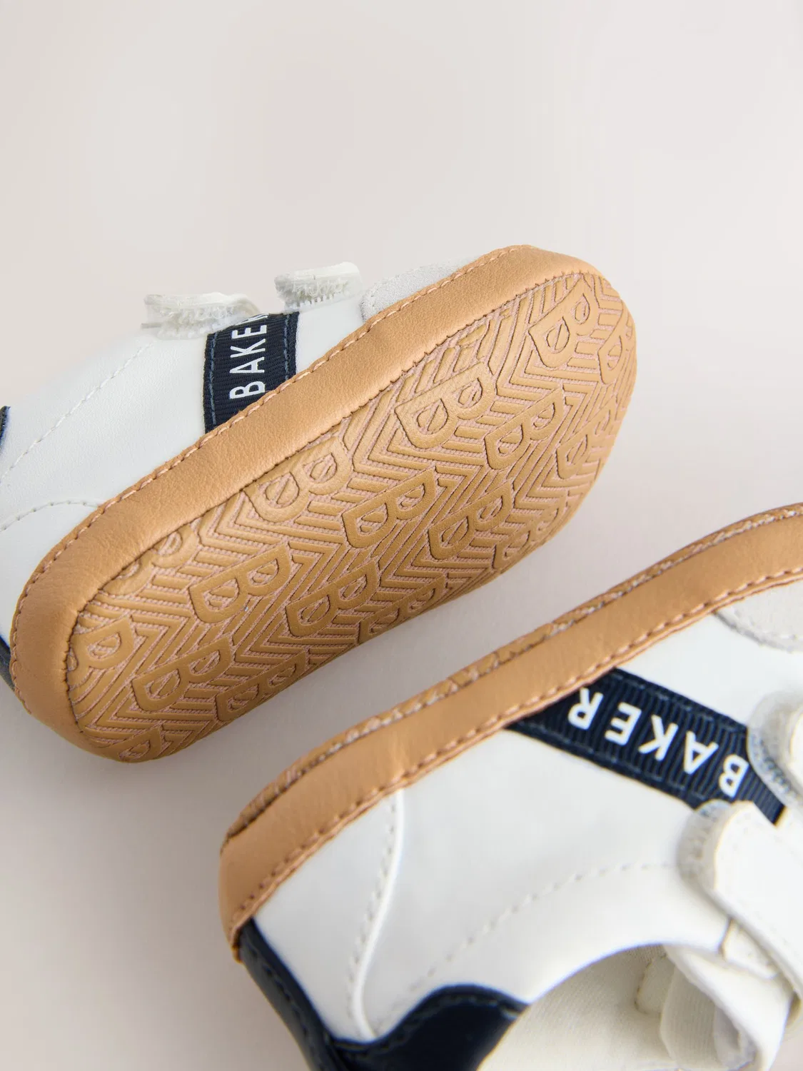 Кроссовки на манной подошве Baker by Ted Baker Baby Gum Sole Padders, белые — фото 3