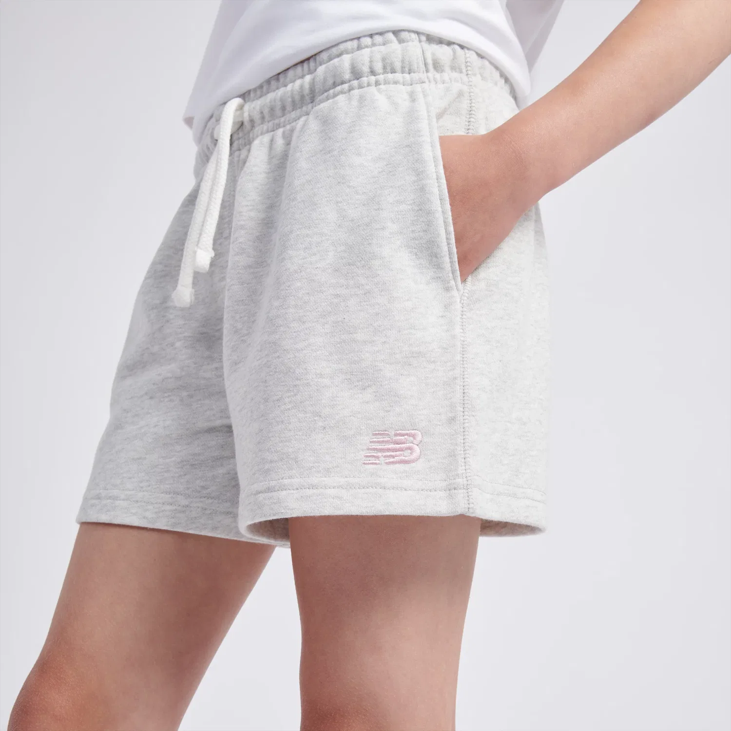 Детские шорты свободного кроя с вышивкой FT Small Logo New Balance, Ash Heather — фото 3
