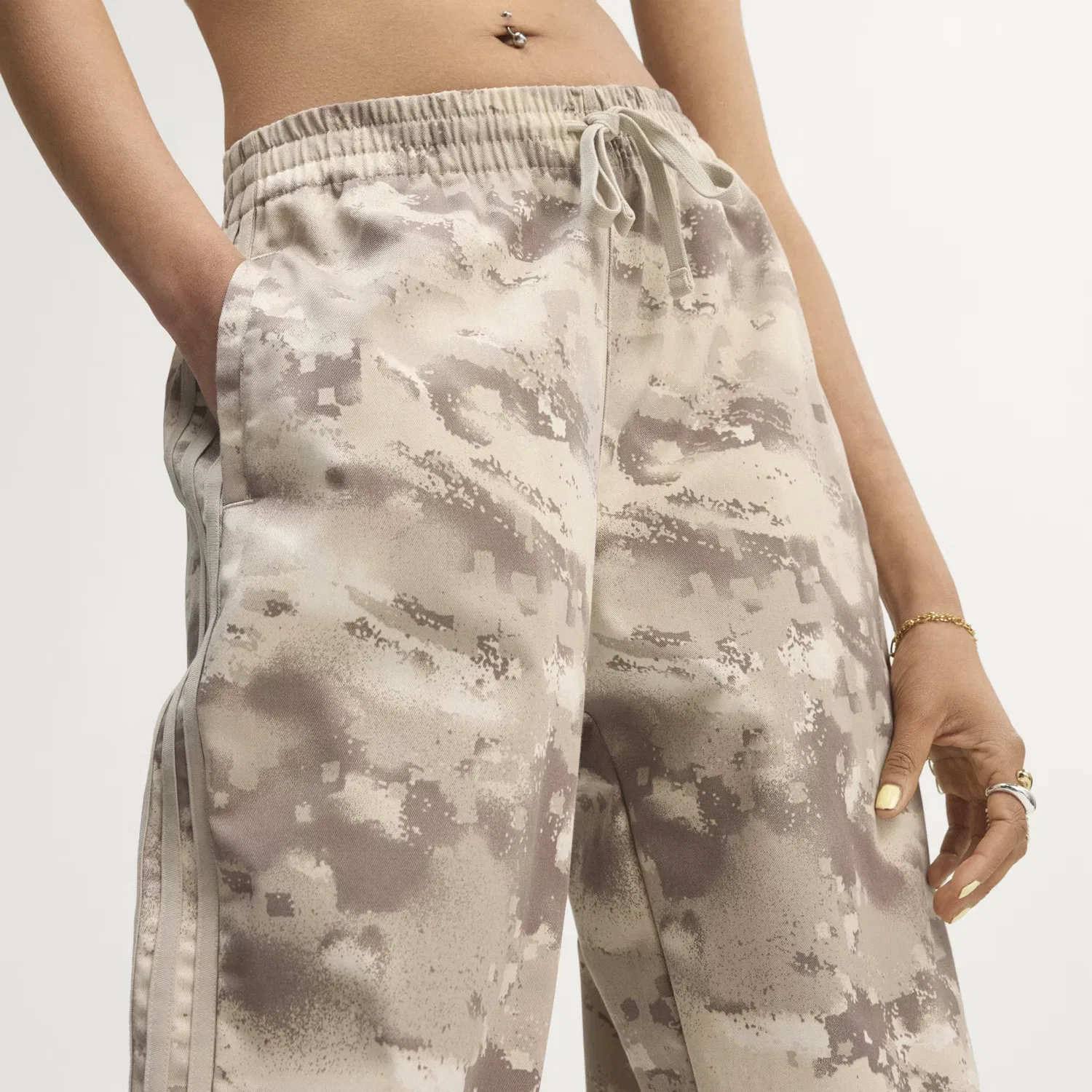 Женские брюки карго оверсайз Cargo Pant Oversized Adidas Originals, мультиколор/wonder beige — фото 3