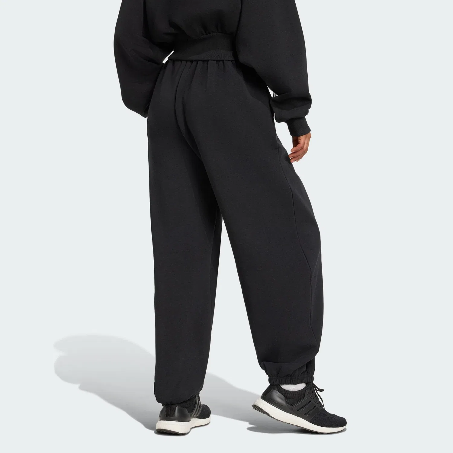 Женские свободные брюки из мягкого материала Adidas, Цвет Schwarz — фото 3
