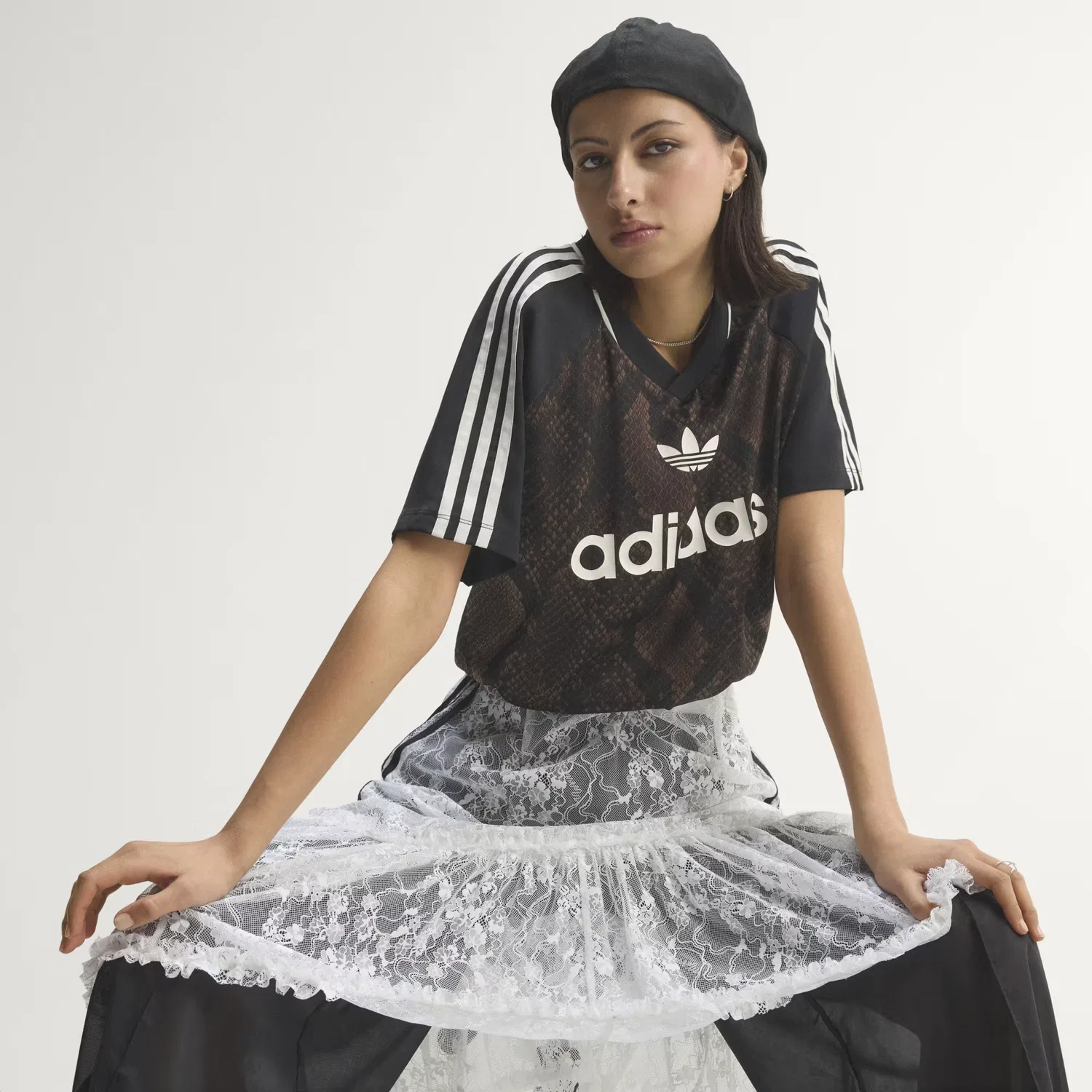 Женская футболка свободного кроя Snake Print Satin Jersey Adidas Originals, Earth Strata/Aurora Coffee — фото 3