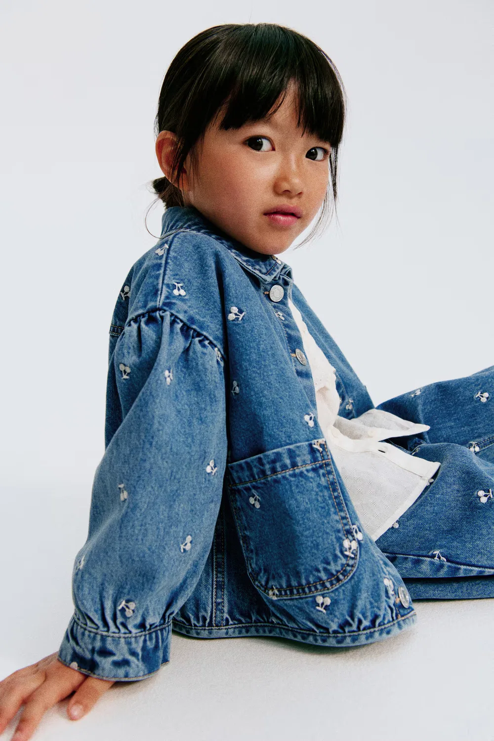 Джинсовая куртка с вышивкой H&M, Denimblau/Kirschen