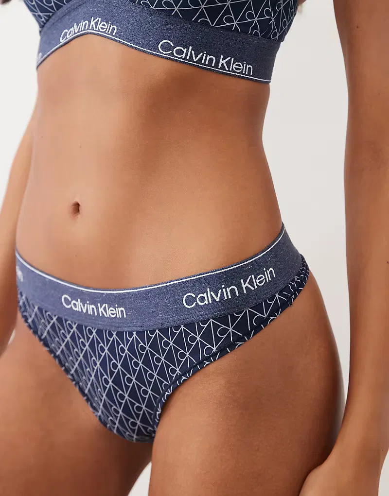 Трусики-стринги Calvin Klein Icon из хлопка и модала с синей эмблемой — фото 3