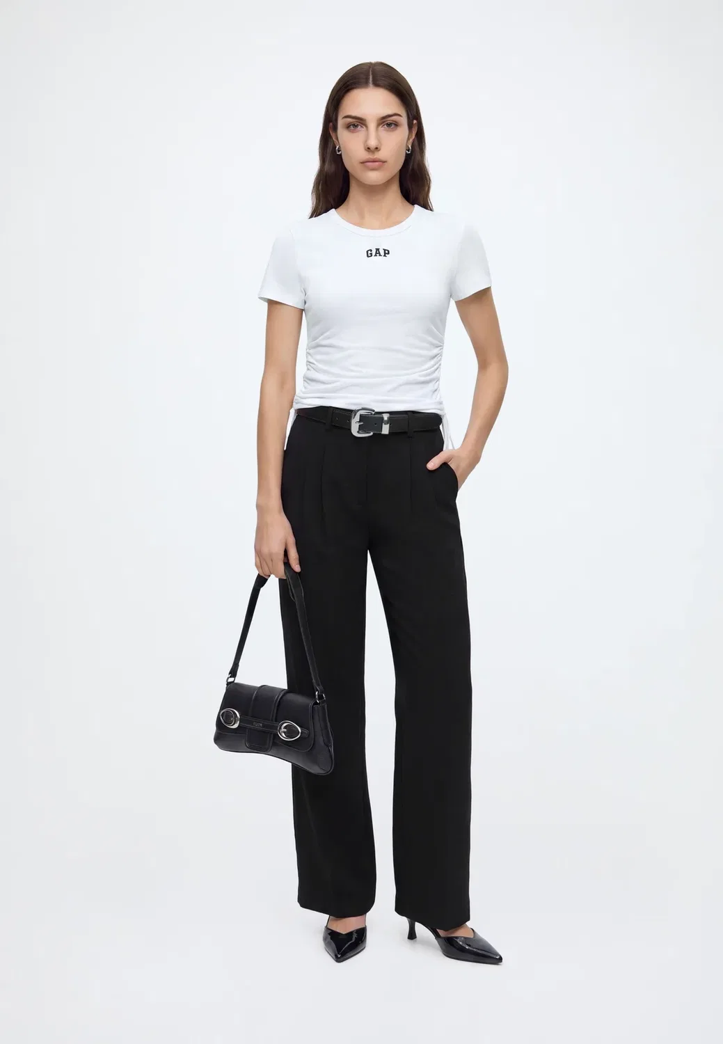 Футболка с логотипом Intl ss и присборенными боками - базовая футболка Gap, Fresh White — фото 2
