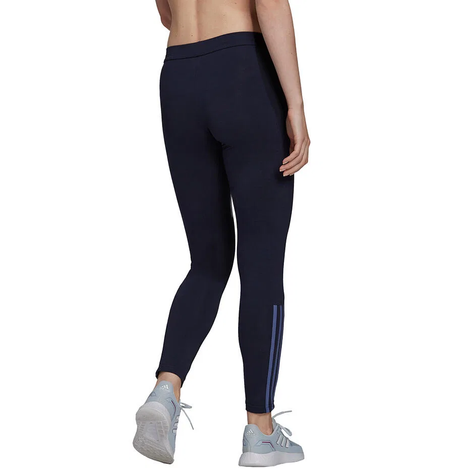 Женские леггинсы с длиной 7/8 Adidas Essentials Fitted 3-Stripes, Darkblau / Konigliches Lila / Violett — фото 4