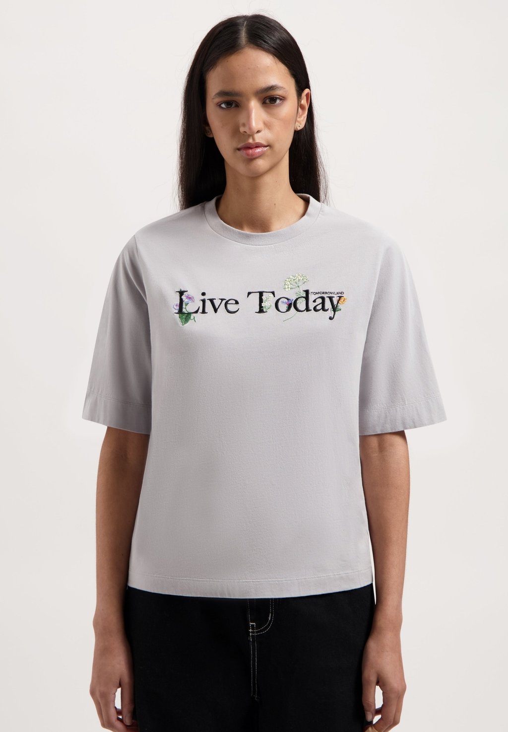 

Футболка с принтом FLOWER SLOGAN Tomorrowland Store, серый