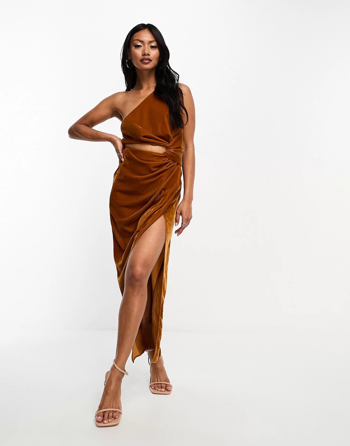 

Платье макси Asos Design Velvet Knot Detail With Cut Out Detail, светло-коричневый