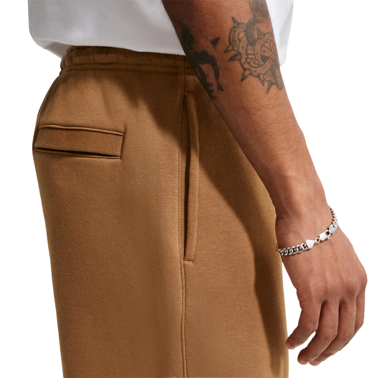 Мужские брюки Club Open Hem Nike, цвет Ale Brown/Ale Brown/White — фото 2