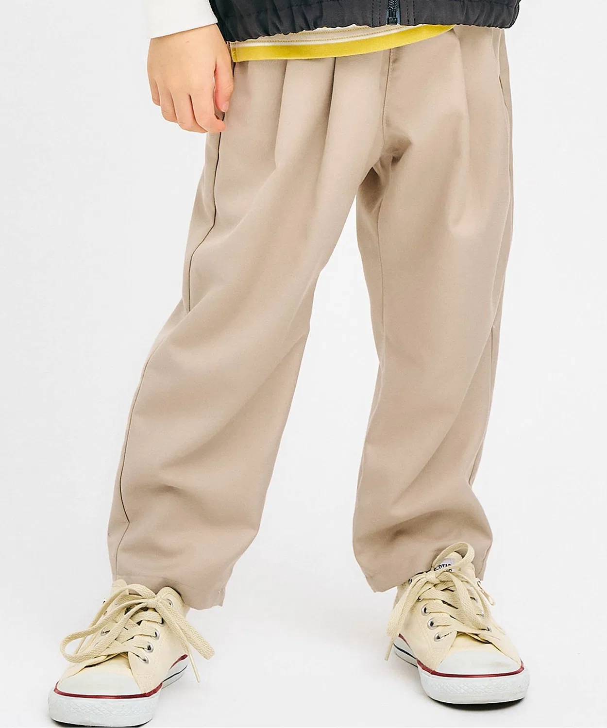 Детские брюки-чинос с защипами, стандартная посадка, tapered, модель Tapered Tuck Pants, apres les cours, Beige