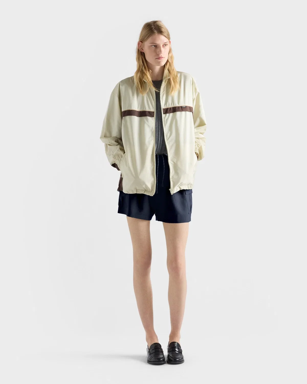 Легкая куртка из Re-Nylon с воротником-стойкой Prada, бежевый — фото 2