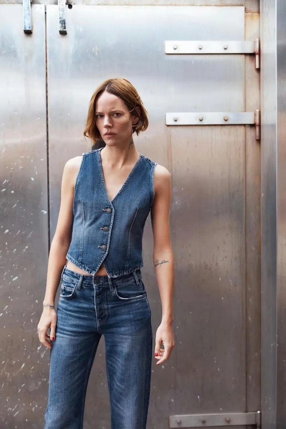 Женский джинсовый жилет с V-образным вырезом Temperamento Cavallo alla Moda e Versatile, Blu Denim — фото 2