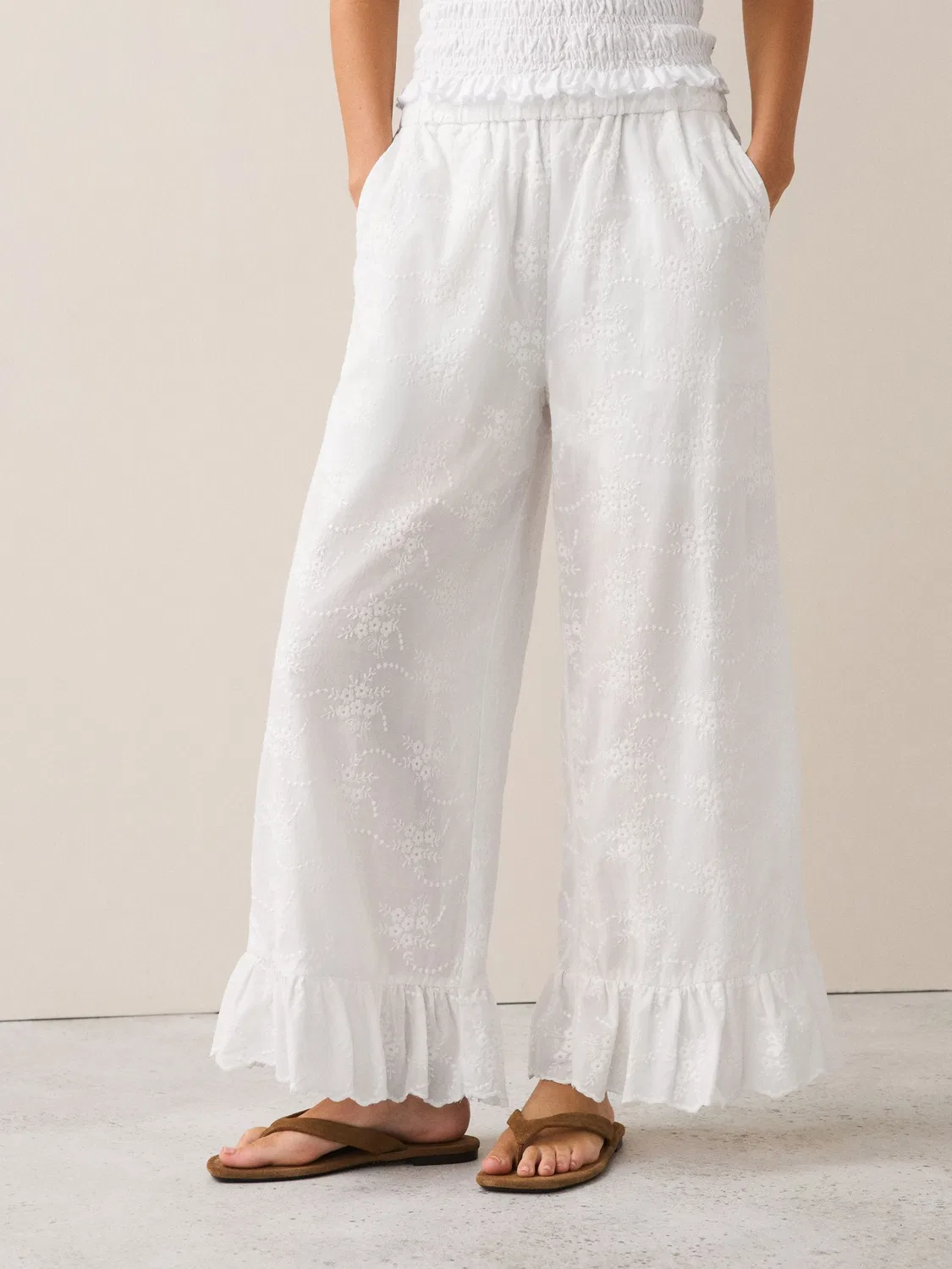 Брюки с вышивкой и оборкой, модель Ecru Broderie Frill Hem Crop Wide Next, цвет экрю — фото 2