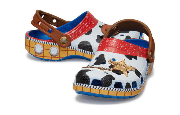 Сандалии x toy story classic clog 'woody' Crocs, коричневый — фото 4
