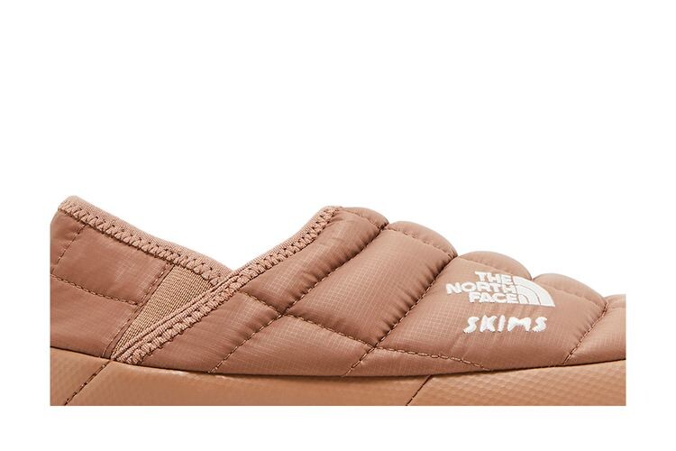 Мюли The North Face SKIMS x Wmns Thermoball Traction Mule 5 Sienna, коричневый — фото 2