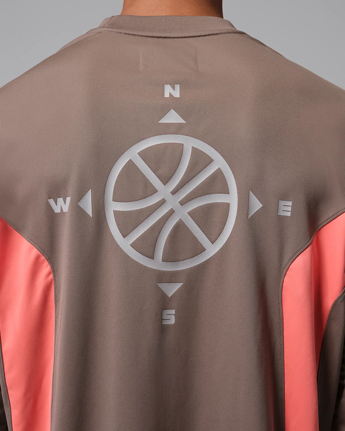 Мужская футболка Jordan Brooklyn Hike Mike Graphic Jersey, Olive Grey/Light Wild Mango — фото 4