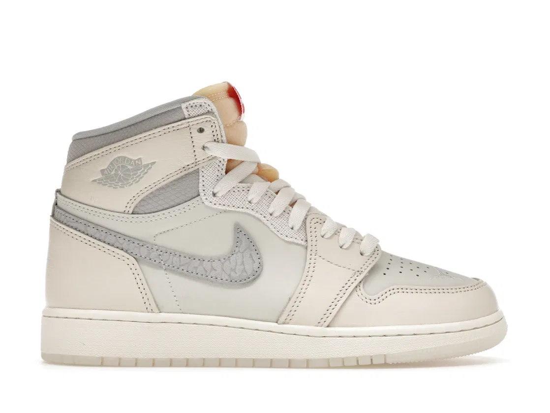 Детские кроссовки для мальчиков с замшевыми вставками Jordan 1 Retro High OG, Sail/University Red/Pale Ivory/Coconut Milk/Phantom/Coconut Milk