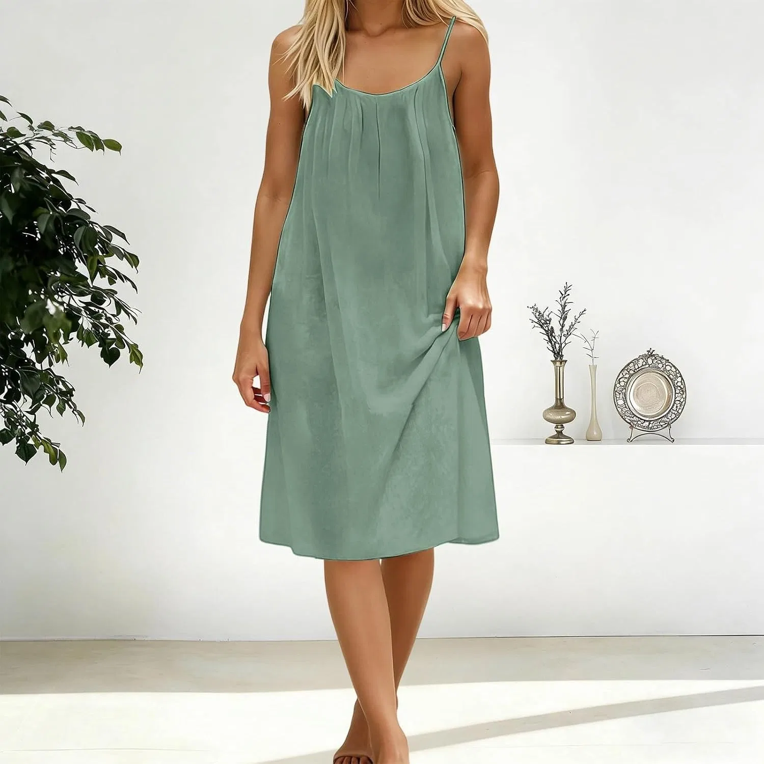 Женское повседневное платье на бретелях с открытой спиной Light Green — фото 2