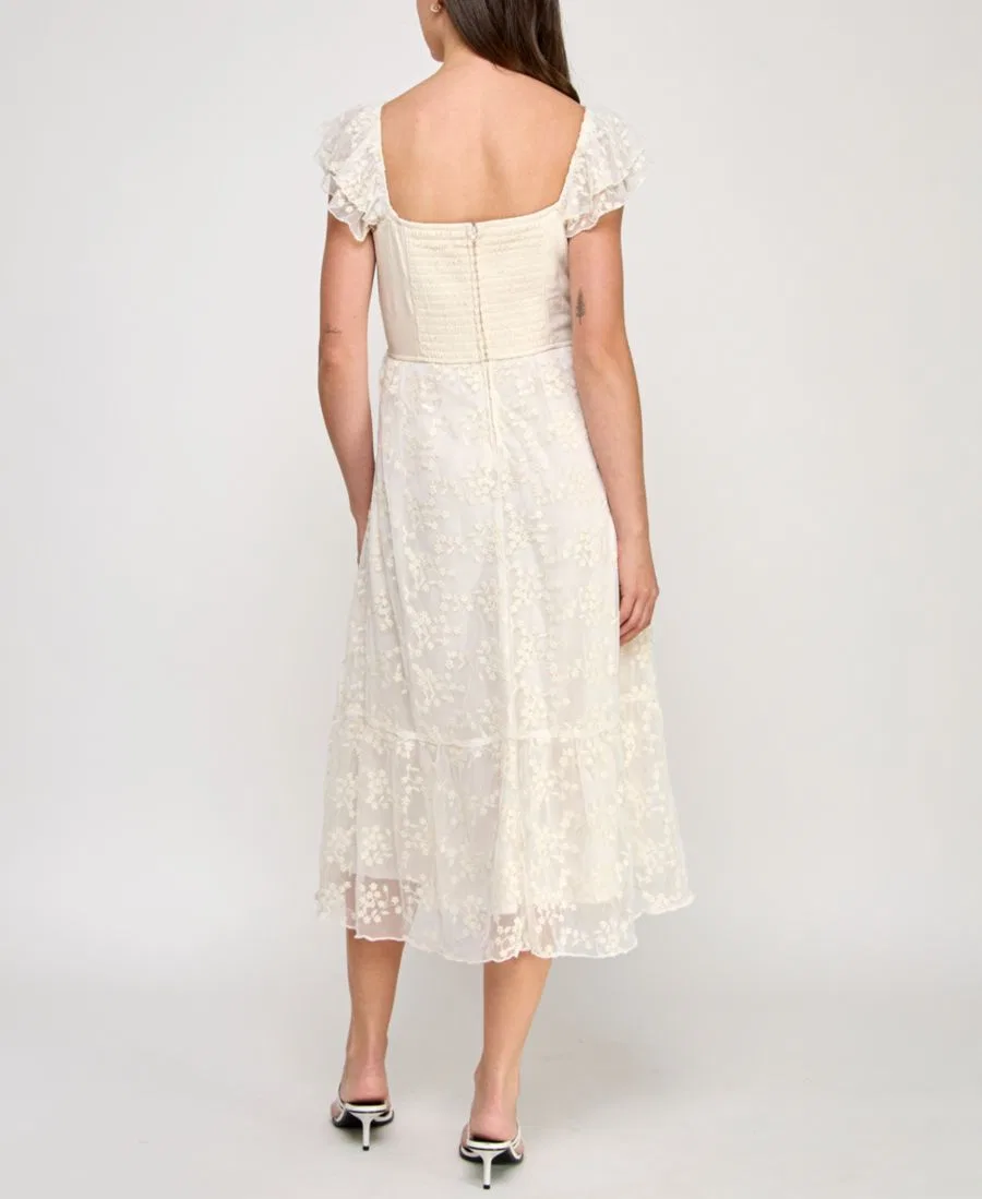 Платье миди с кружевом и рукавами-фонариками, модель Sweetheart-Neck Flutter-Sleeve Lace Midi Dress ROW A, Natural — фото 3