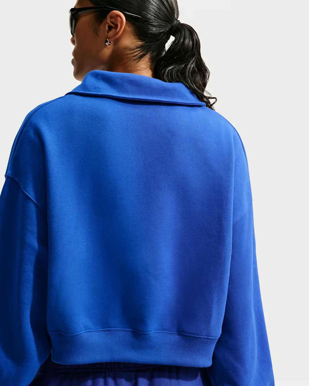 Женская укороченная рубашка-поло свободного кроя Nike Studio Fleece Medium Weight, Old Royal/Sail — фото 2