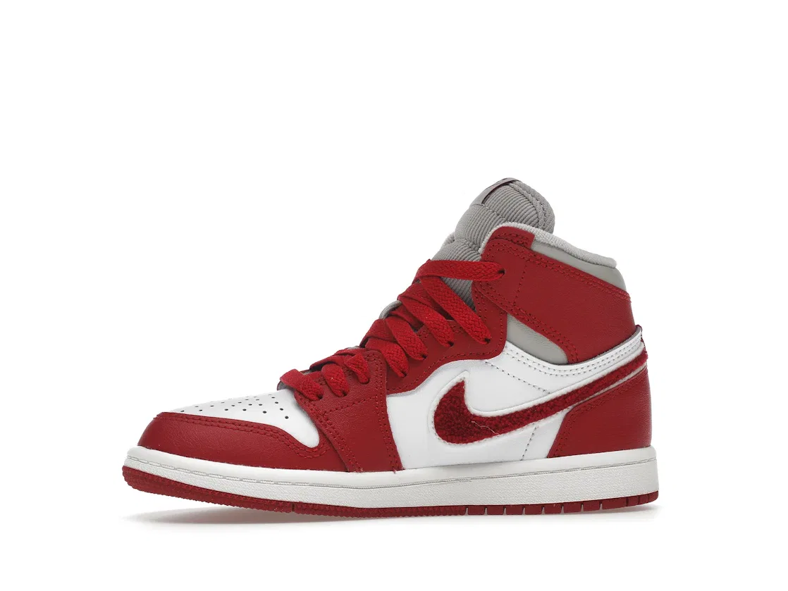 Детские кроссовки с кожаным верхом Jordan 1 Retro High OG Jordan, Light Iron Ore/Varsity Red-Sail — фото 3