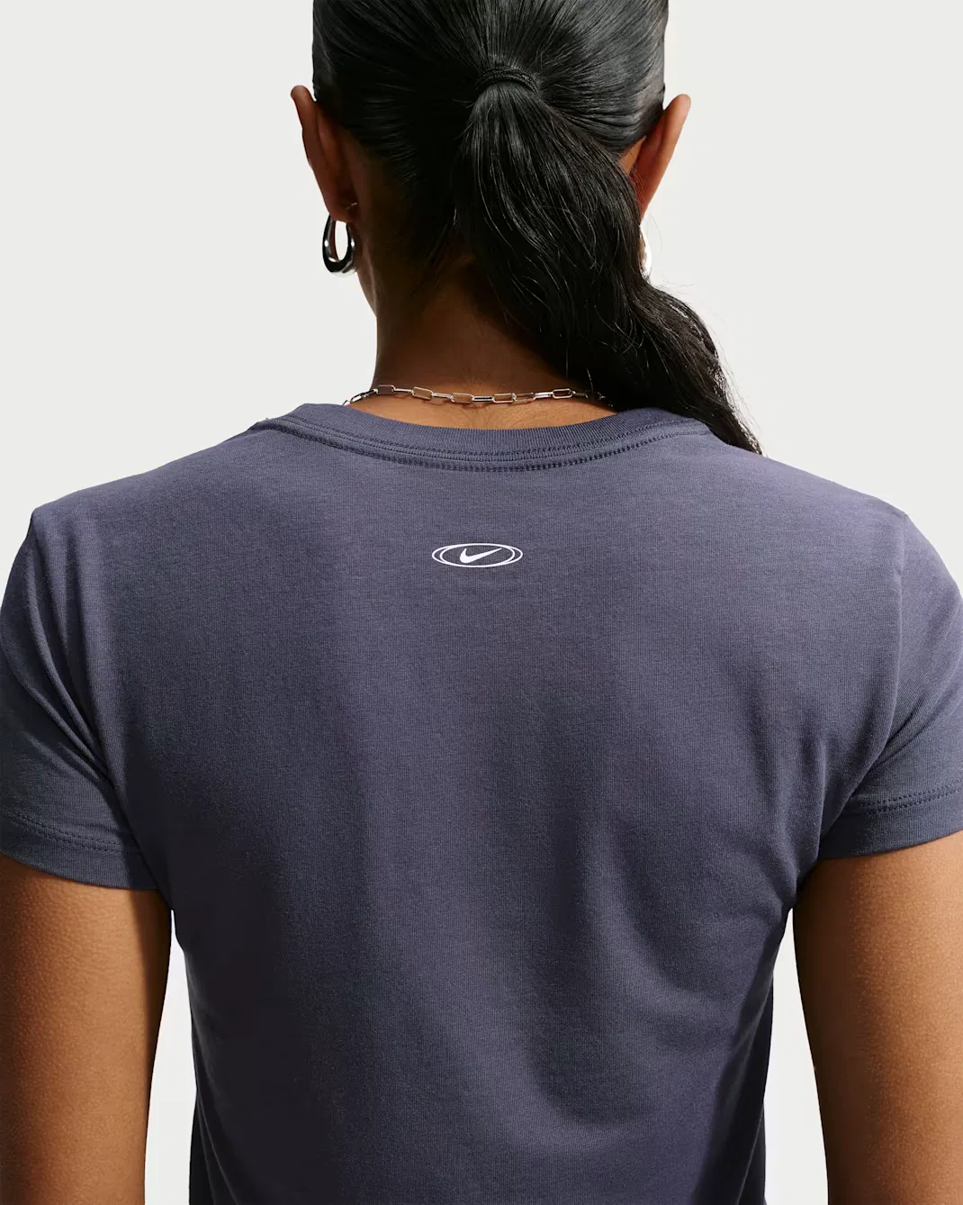 Женская облегающая укороченная футболка в стиле Mod Nike Sportswear Chill Knit, Gridiron — фото 2