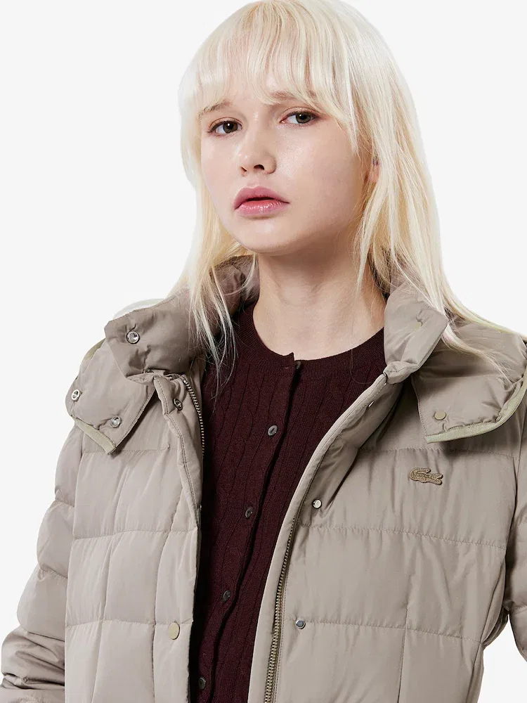 Пуховик женский LACOSTE BF545E-55N, с отстегивающимся капюшоном, темно-синий — фото 2