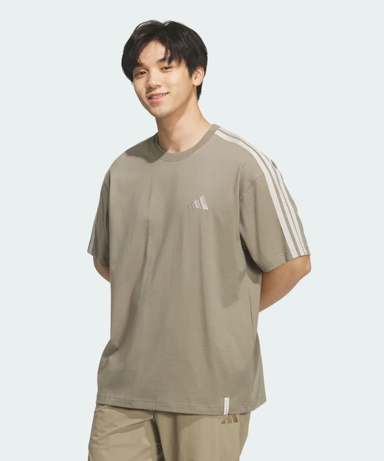 Мужская футболка свободного кроя с принтом три полосы Essentials Plus Adidas, Brown
