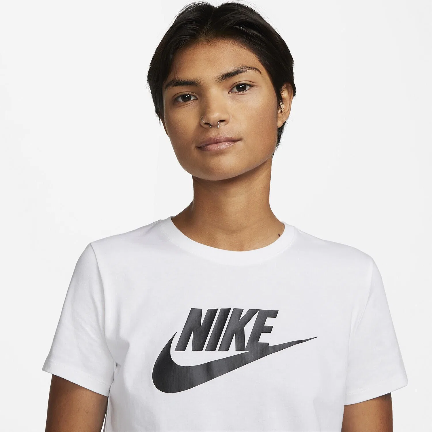 Женская хлопковая футболка Nike Sportswear Club Essentials, Цвет Weiss Schwarz — фото 4