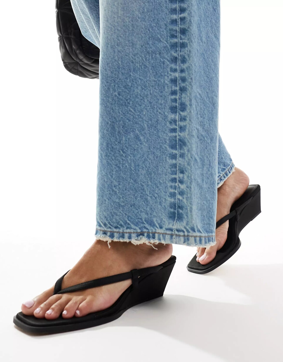 

Сланцы Asos Design Tulum Toe Thong Wedge, черный