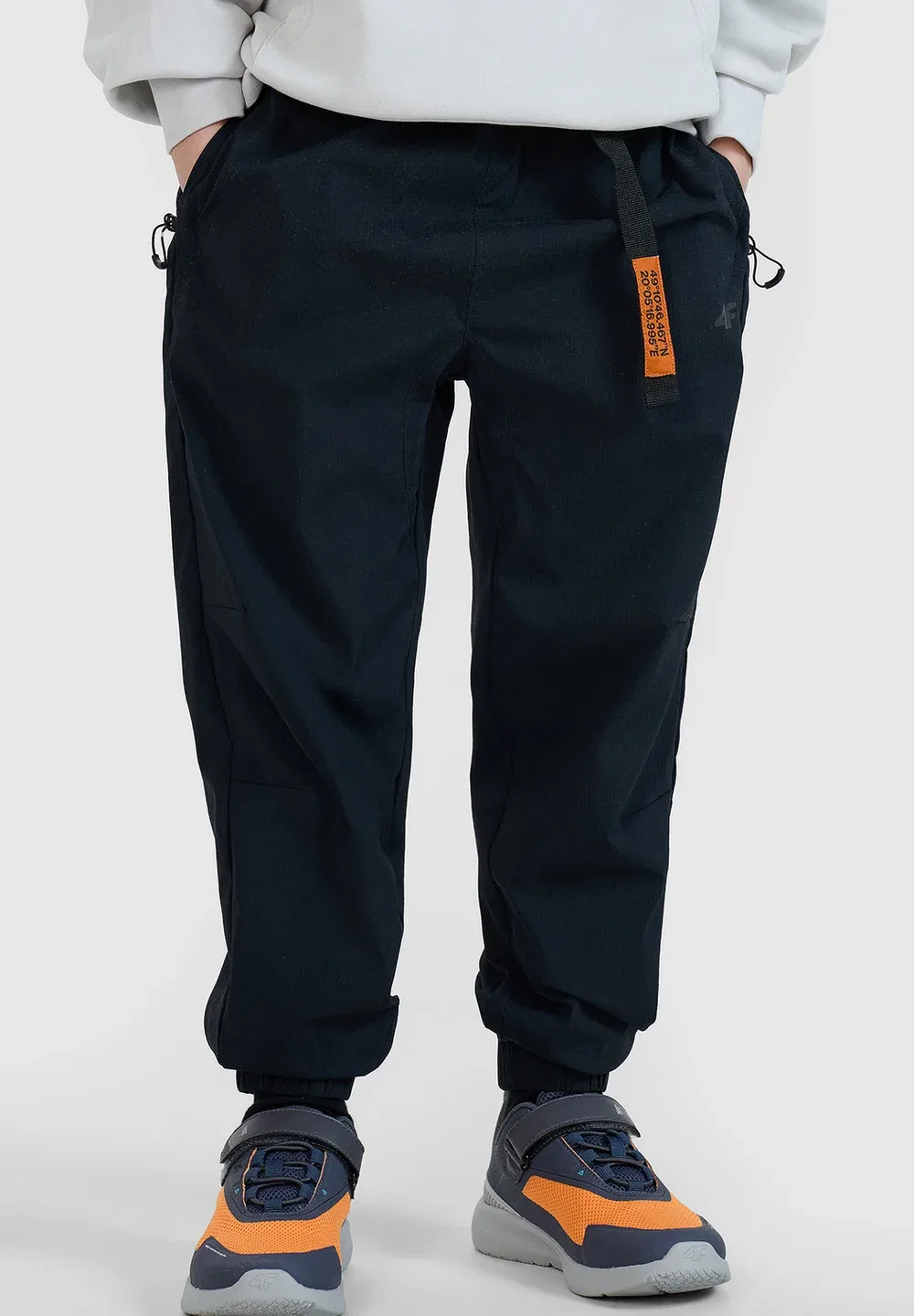 Spodnie casual joggery chłopięce - czarne 122 (6-7 лат) - спортивные штаны 4F, Deep Black — фото 2
