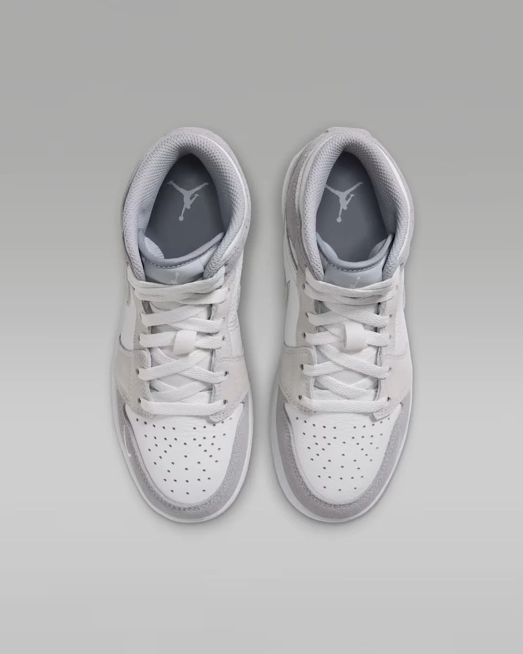 Кроссовки подростковые Nike Air Jordan 1 Mid SE, серый/белый — фото 3