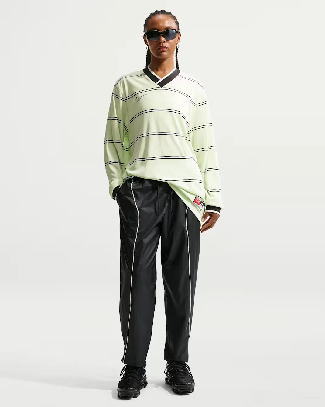 Женские брюки средней посадки из водоотталкивающей ткани Nike Sportswear, Black/Sail/Sail