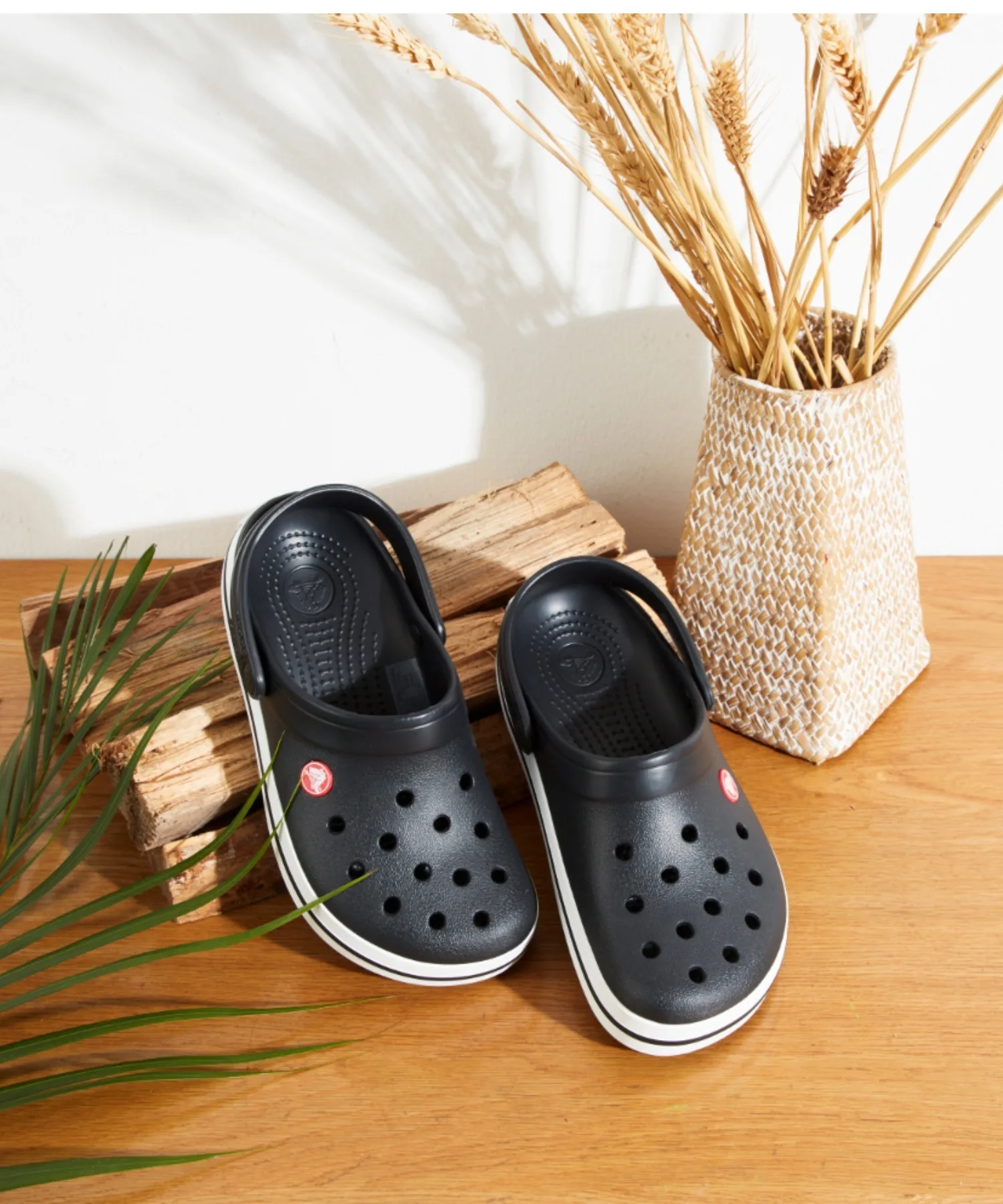 Универсальные сандалии-клоги с полосой Crocband Crocs черные