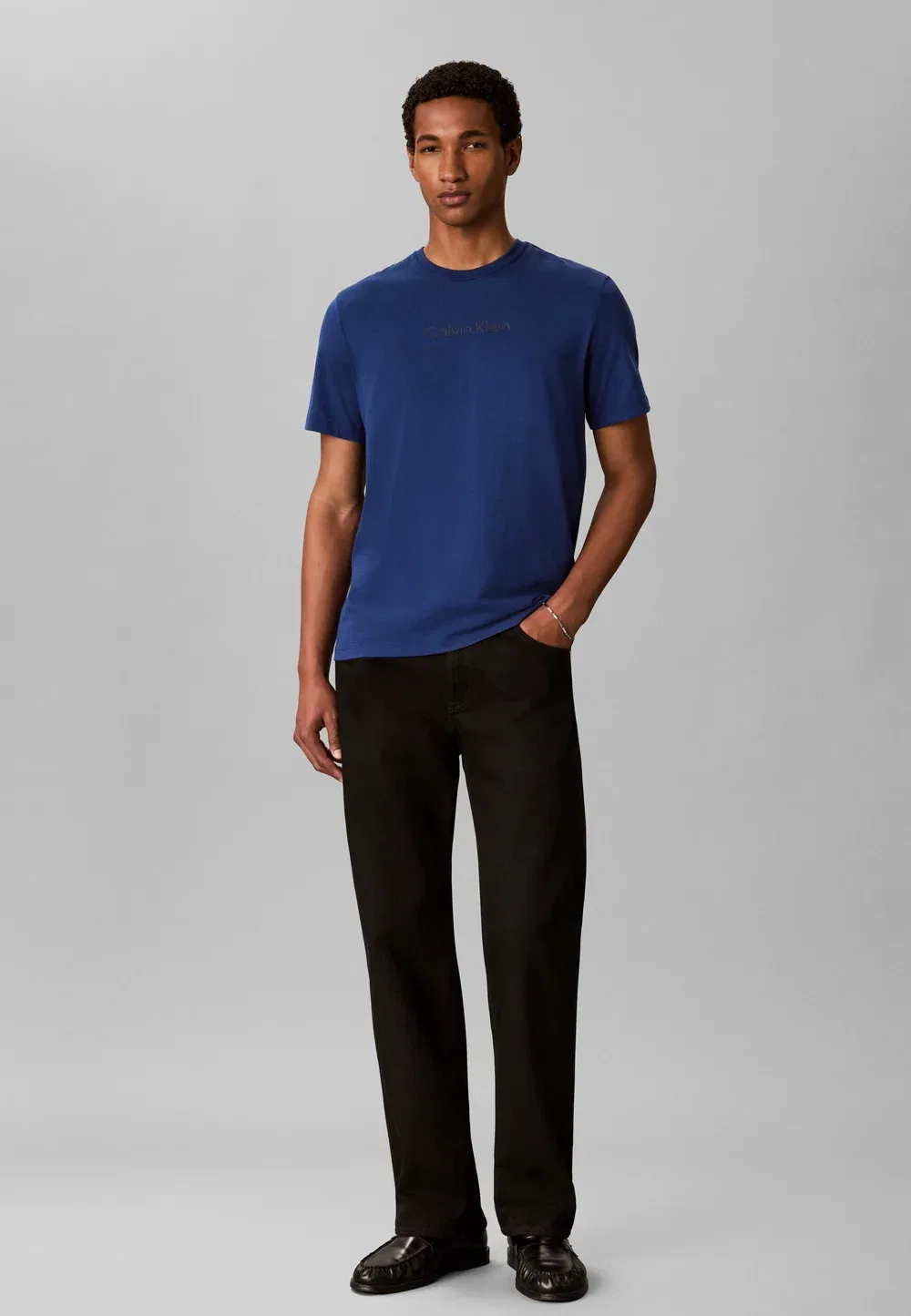 Стандартная футболка с круглым вырезом и логотипом - базовая футболка Calvin Klein, Estate Blue — фото 2