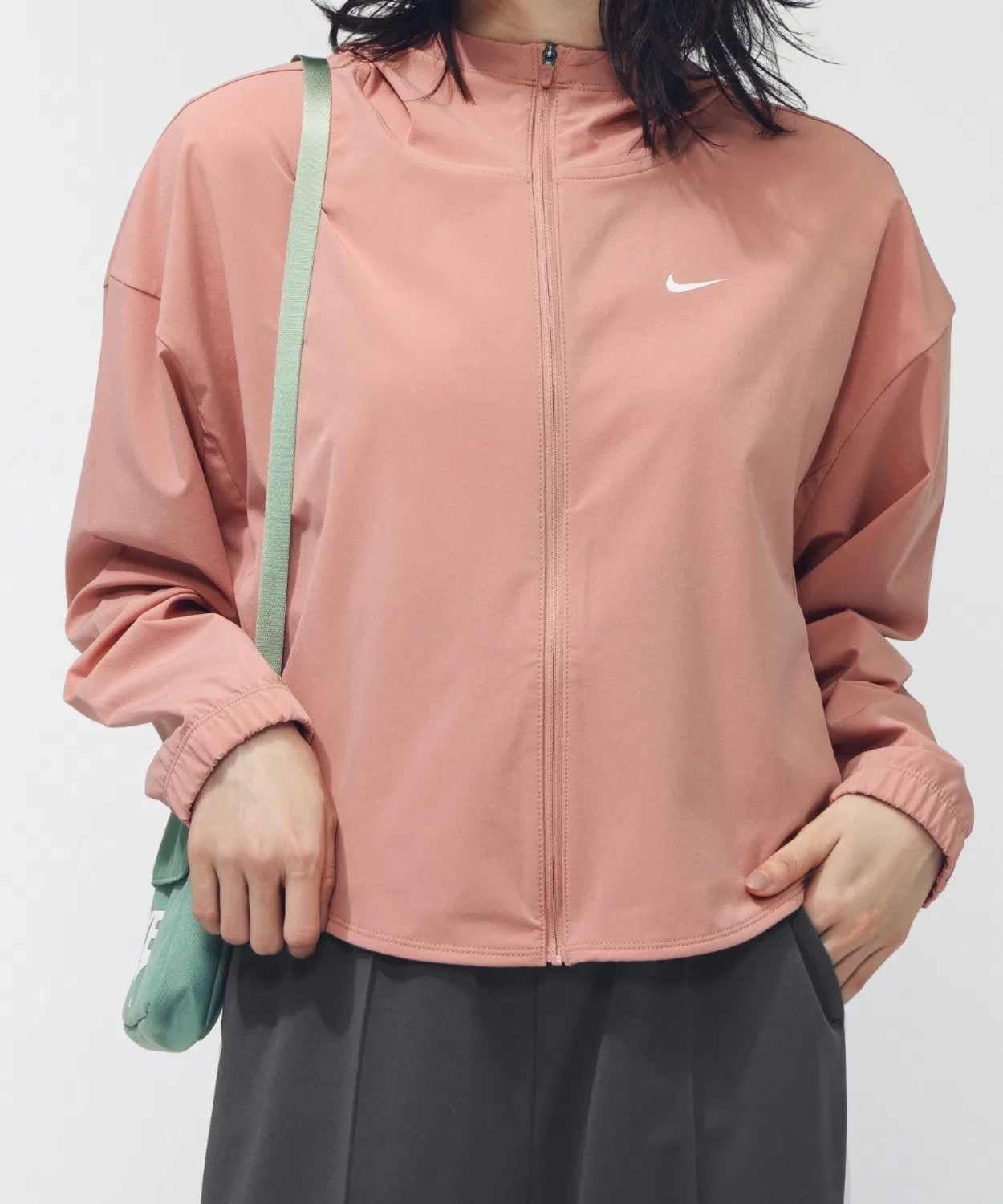 Женская куртка из полиэстера с капюшоном One DF Woven Jacket NIKE, Smokey Pink — фото 2