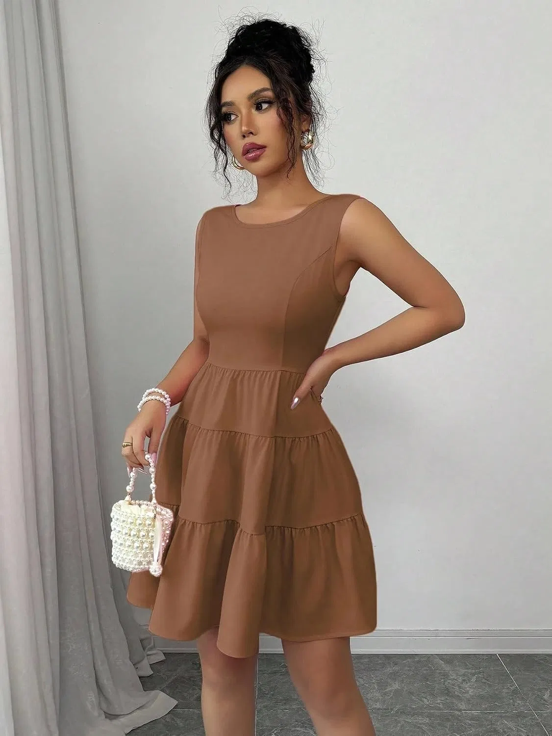 Женское A-силуэта мини-платье без рукавов с рюшами, Brown — фото 4